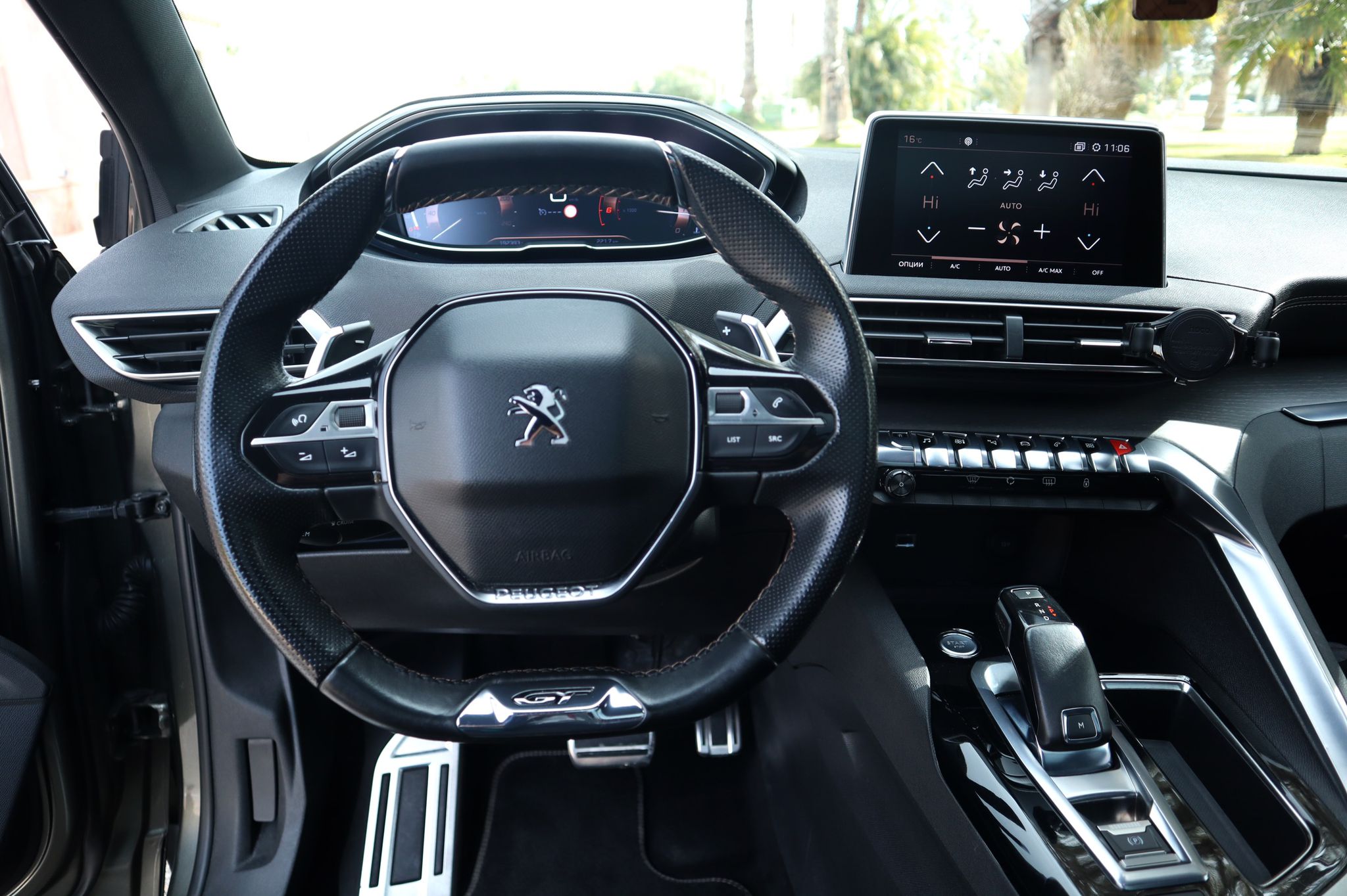 Peugeot 5008 GT 2017 interior volante y pantalla